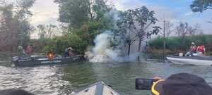Una lancha ardió en llamas en pleno río Paraná de Ayolas