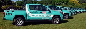 Timbo entregó camionetas eléctricas a la ANDE - Empresariales - ABC Color
