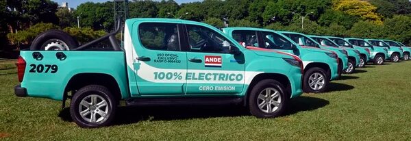 Timbo entregó camionetas eléctricas a la ANDE - Empresariales - ABC Color