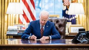 Biden promulga ley que desclasifica documentos sobre COVID-19