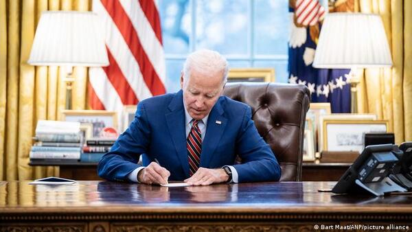 Biden promulga ley que desclasifica documentos sobre COVID-19