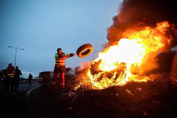 Casi 300 detenidos en otra noche de incidentes en Francia por pensiones - Mundo - ABC Color