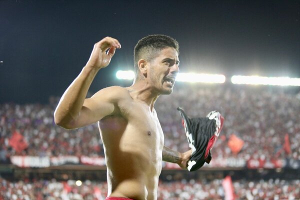 Versus / Con gol del "Pollo" Recalde, Newell’s deja sin liderato a San Lorenzo de Almagro