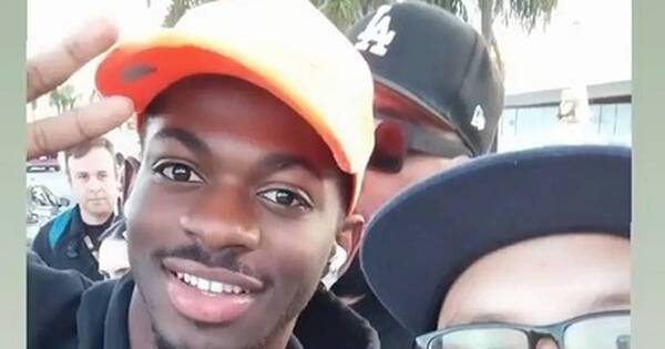 La Nación / Viral: la primera selfi de Lil Nas con un fan paraguayo