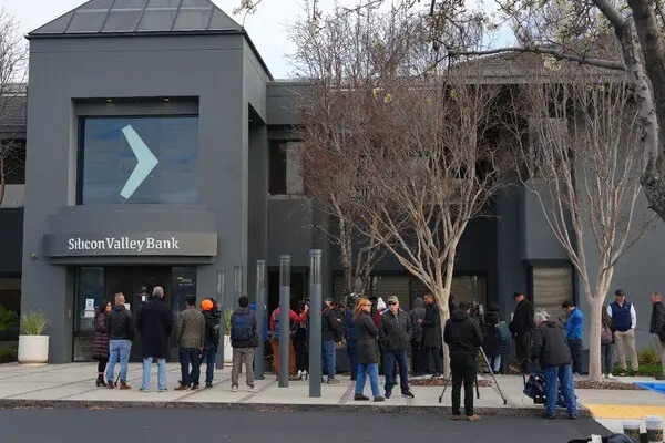 Quiebra de dos bancos importantes en Estados Unidos genera nerviosismo en el mercado internacional, según economista - Megacadena — Últimas Noticias de Paraguay