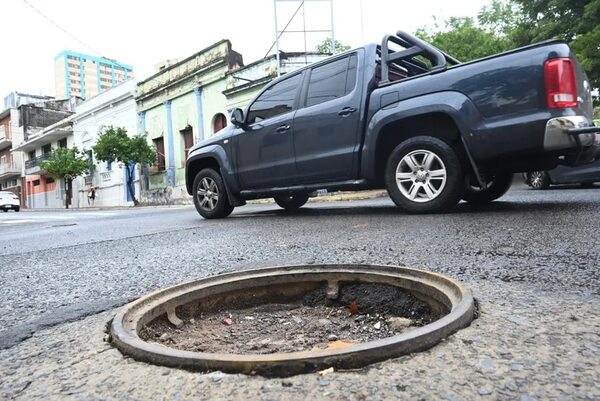 Robo de tapas en el microcentro genera peligro para transeúntes - Nacionales - ABC Color