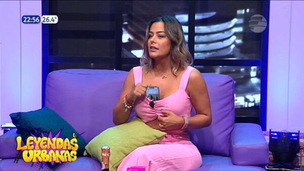 Larissa Riquelme contó por qué puso su celu entre sus pechos