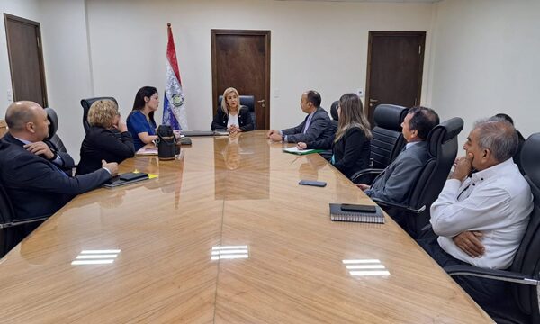 Comisión directiva de la Orden de Abogados del Paraguay-Alto Paraná se reúne con la presidenta de la VI Circunscripción Judicial