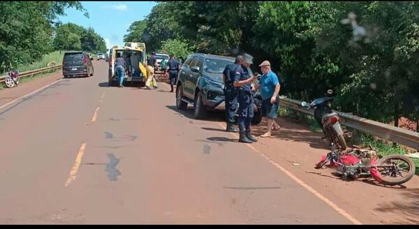 Menores que circulaban en moto quedan heridas tras choque en Tomás Romero Pereira.