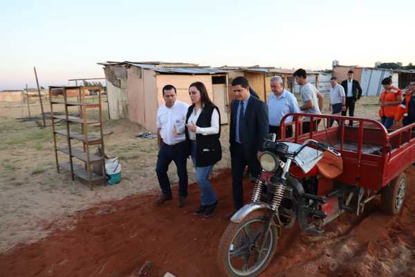 Diario HOY | Autoridades visitaron a familias damnificadas por la crecida del río