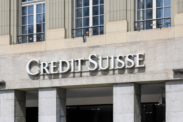 El Gobierno suizo fuerza a Credit Suisse a suspender el pago de ciertas primas - Revista PLUS