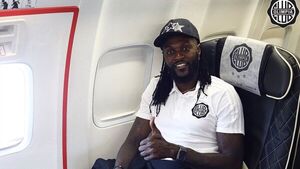 Adebayor anunció que cuelga los botines: su último club, Olimpia