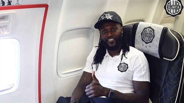 Adebayor anunció que cuelga los botines: su último club, Olimpia