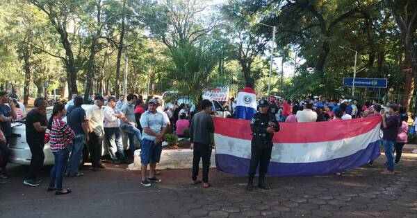 La Nación / Vecinos de la Finca 66 de CDE se manifestaron exigiendo solución a problemas de tierra