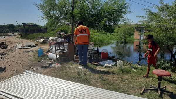 Estiman que unas 200 familias más serán trasladadas a los refugios por crecida del río en Asunción - ADN Digital