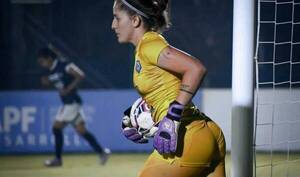 La arquera de Guaireña que hace arder las redes