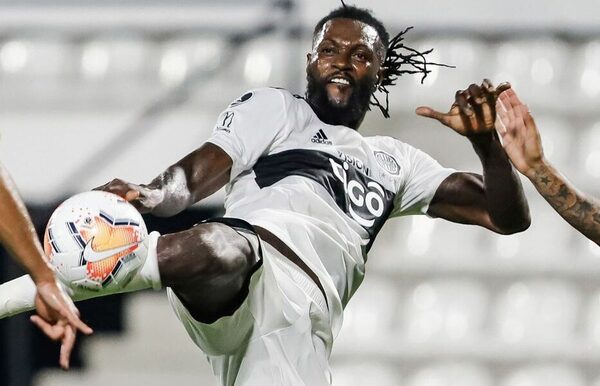 Emmanuel Adebayor colgó los botines