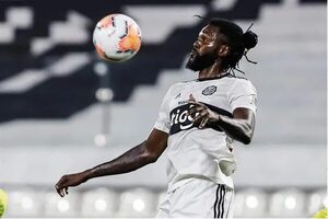 Adebayor, que jugó en Olimpia, anuncia su retiro a los 39 años - Fútbol Internacional - ABC Color