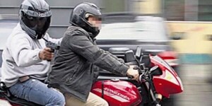 Motochorros roban celulares y mochilas