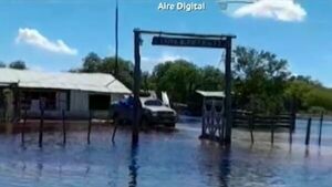 Hombre muere al intentar salir de zona inundada en Puerto Pinasco