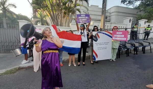 Vigilia frente al Consejo de la Magistratura en espera del último ternado para ministro de Corte - Política - ABC Color