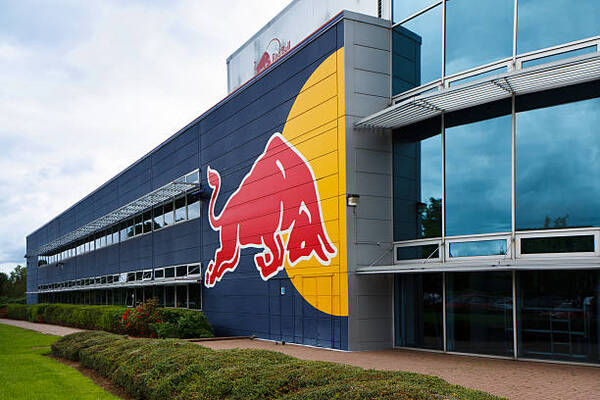 Red Bull, la empresa de bebidas energéticas es inspeccionada por la Comisión Europea ante sospecha de violación de normas - Revista PLUS