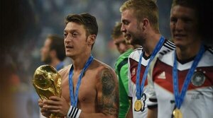 Versus / El futbolista alemán, Mesut Özil, anuncia su retiro del fútbol