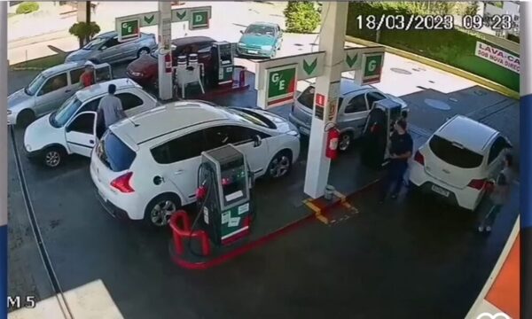 (VIDEO) Playero tiró combustible a cliente y le prendió fuego