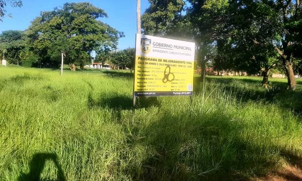 Plaza sucia y abandonada en Luque •