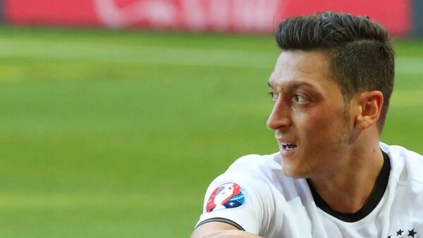 Mesut Özil cuelga los botines