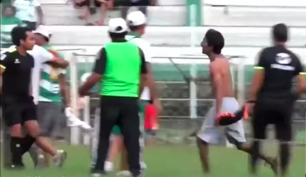 Versus / ¡Brutal agresión a un árbitro en Perú!