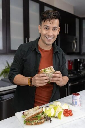 El nutricionista paraguayo Chris Ferreira fue entrevistado en Telemundo y pidió preparar el desayuno con Thalía - Gente - ABC Color