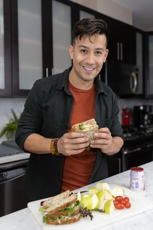 El nutricionista paraguayo Chris Ferreira fue entrevistado en Telemundo y pidió preparar el desayuno con Thalía - Gente - ABC Color