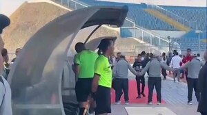 Versus / Un árbitro es sancionado por ayudar a anular un gol ¡usando el teléfono de un aficionado!