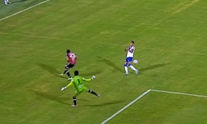 Blooper: Arquero despejó contra rival y terminó regalando gol - La Prensa Futbolera