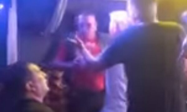 (VIDEO)Cantantes se trenzaron a golpes en pleno show en Ñemby