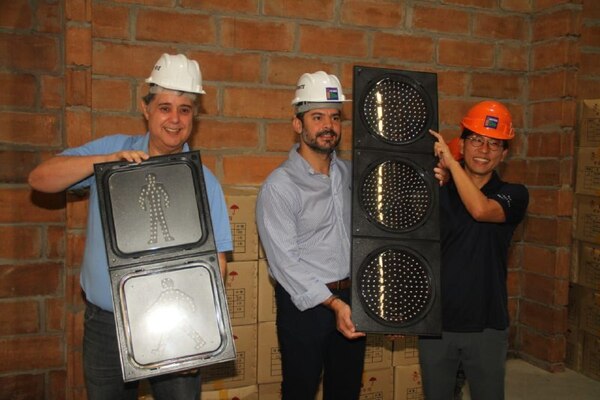 Diario HOY | Comuna recibe 74 nuevos semáforos inteligentes que serán instalados en Asunción