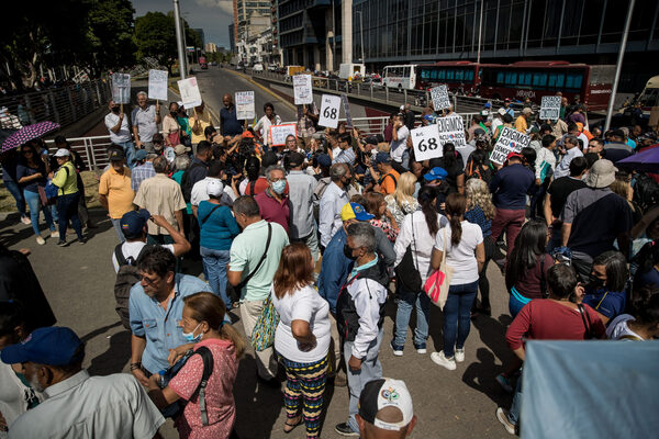 Trabajadores públicos retoman sus protestas en Caracas por un aumento salarial - MarketData