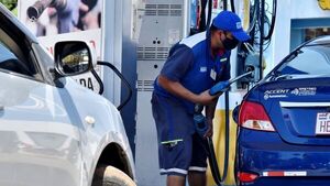 Ante caída de petróleo, un emblema no descarta bajar sus combustibles