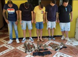 Agarran a cinco rapáis que andaban onda "Rambiño" con armas de guerra