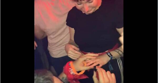 La Nación / ¡Emotivo! Joven le propuso matrimonio a su novia en pleno concierto de Tame Impala