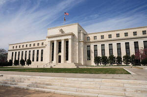 La Fed sube 0,25 puntos las tasas de interés en EEUU en medio de la crisis bancaria - Revista PLUS