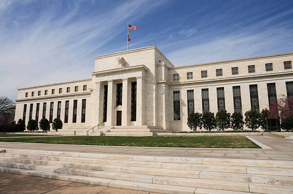 La Fed sube 0,25 puntos las tasas de interés en EEUU en medio de la crisis bancaria - Revista PLUS