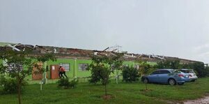 Un fuerte y fugaz viento causó destrozos en Juan Manuel Frutos - Nacionales - ABC Color
