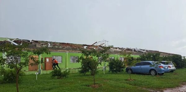Un fuerte y fugaz viento causó destrozos en Juan Manuel Frutos - Nacionales - ABC Color