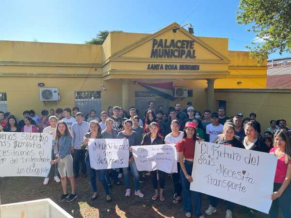 Jóvenes universitarios van a tercera manifestación en Santa Rosa