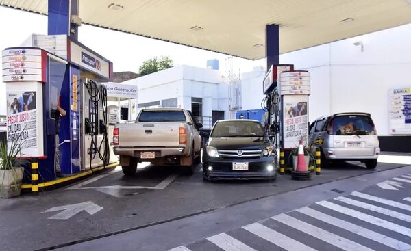 Recién en abril podrían bajar precios de combustibles, según economista - Economía - ABC Color