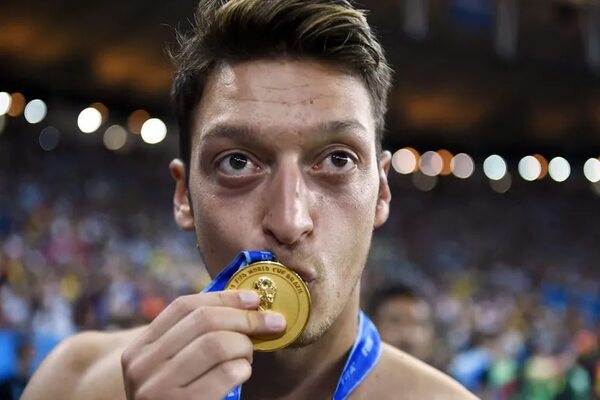 Mesut Özil anuncia su retiro a los 34 años - Fútbol Internacional - ABC Color