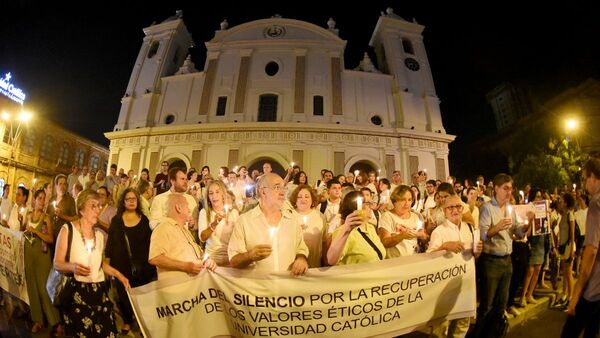 Marcharon en apoyo a cardenal que   pide desvincular a  Kriskovich de UC