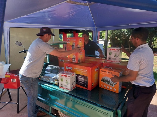 Feriantes de San Patricio reciben equipamientos para mejorar su trabajo